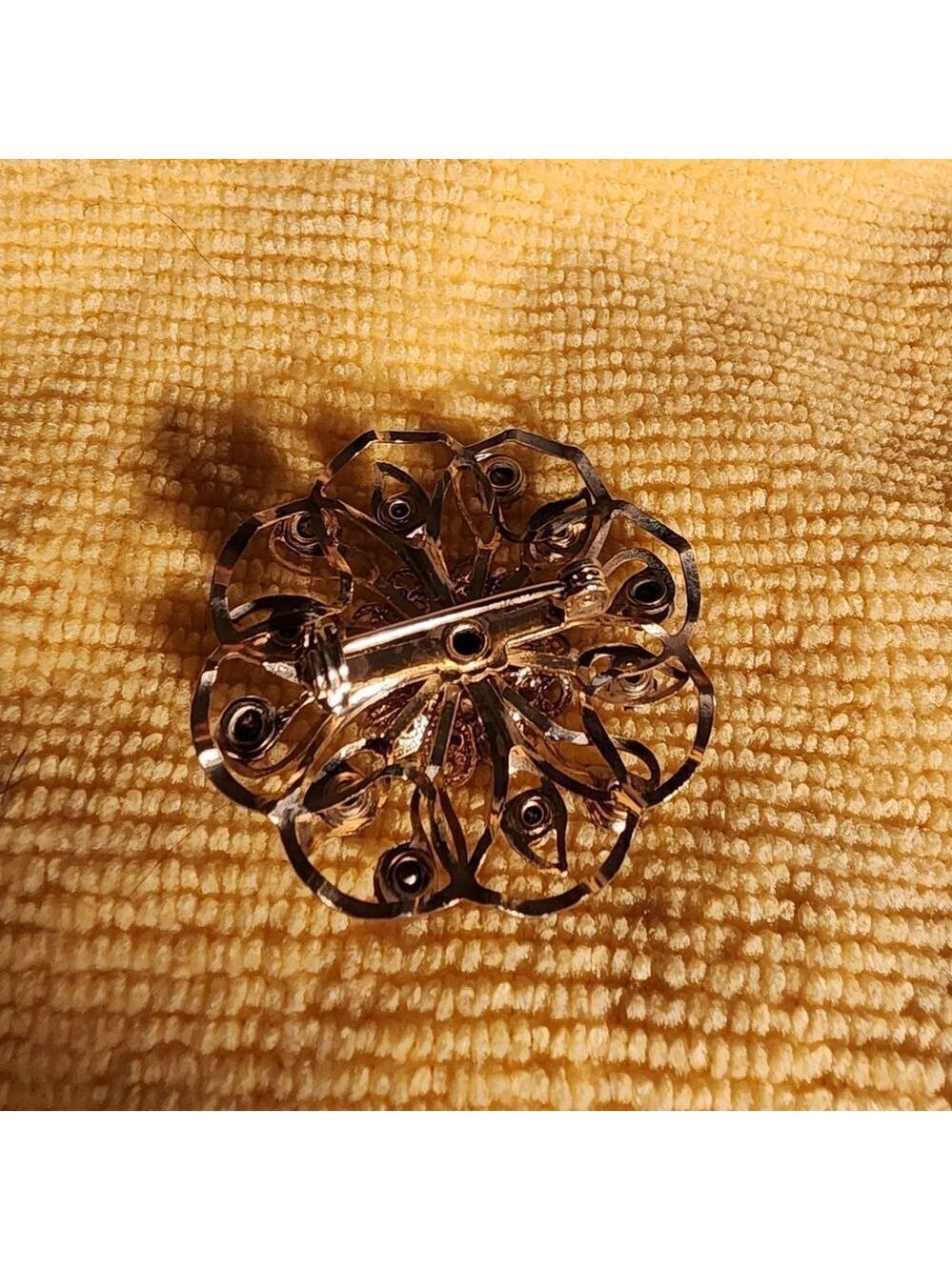 Elegant Red Gemstone Brooch - Picture 4 of 5